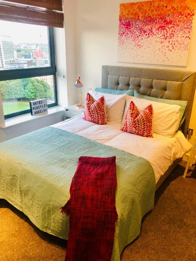 Heart Of Sheffield City With Balcony Views And Modern Decor Room photo